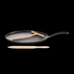 Poêles*LE CREUSET Crêpière en Fonte 27 cm Noir Mat avec Spatule & Râteau